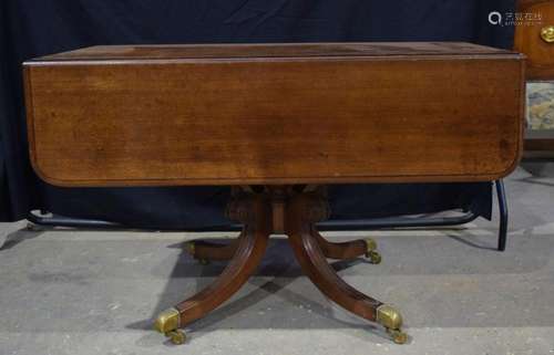 A Georgian mahogany pedestal Pembroke table . 72 x 117 x 117...