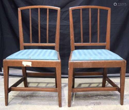 A pair of oak upholstered dining chairs 86 x 49 x 85 cm.