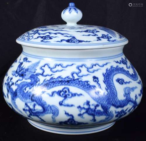 A Chinese porcelain blue and white jar and cover decorated w...