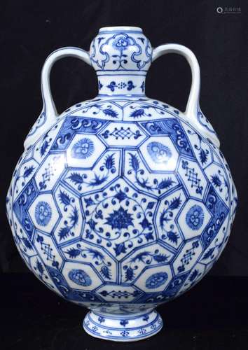 A Chinese porcelain blue and white moon flask decorated with...