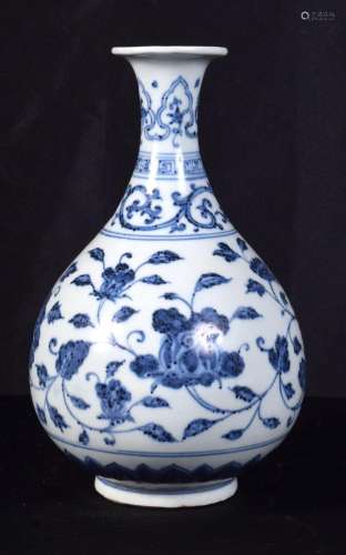 A Chinese porcelain blue and white Yuhuchunping vase decorat...