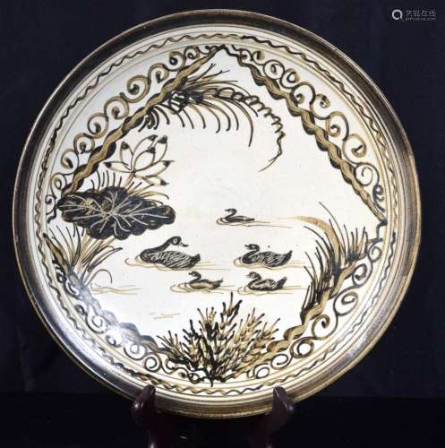 A Chinese porcelain Cizhou dish decorated with ducks and lot...