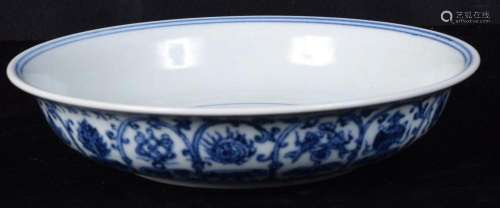 A Chinese porcelain blue and white dish decorated with a cen...