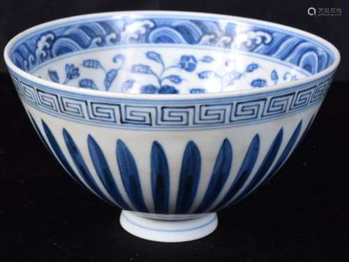 A Chinese porcelain blue and white bowl decorated with a flo...