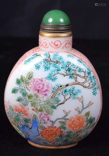 A Chinese hardstone snuff bottle decorated with flowers. 8cm