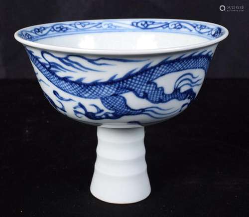 A Chinese blue and white porcelain stem cup decorated with a...