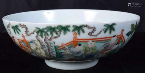 A Chinese porcelain Polychrome bowl decorated with figures e...