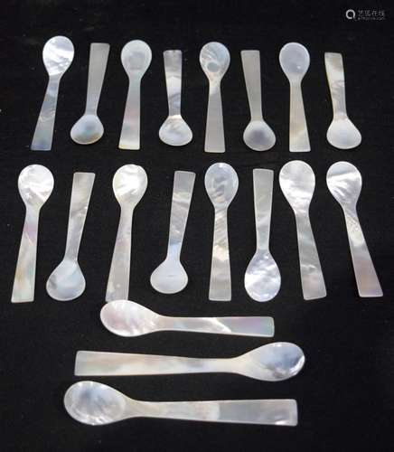 A collection of mother of pearl spoon largest 14cm. (19)