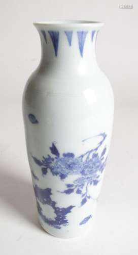 CHINE, DÉBUT XXE SIÈCLE Petit vase en porcelaine bleu-blanc,...