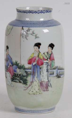CHINE, PÉRIODE RÉPUBLIQUE (1912-1949) Vase porcelaine et éma...