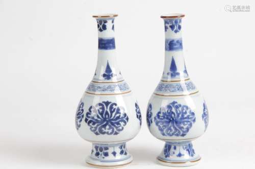 CHINE, XXE SIÈCLE Deux petits vases bouteilles formant penda...