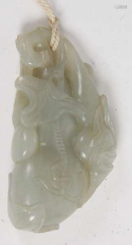 CHINE, FIN XIXE SIÈCLE Pendentif en jade céladon sculpté en ...