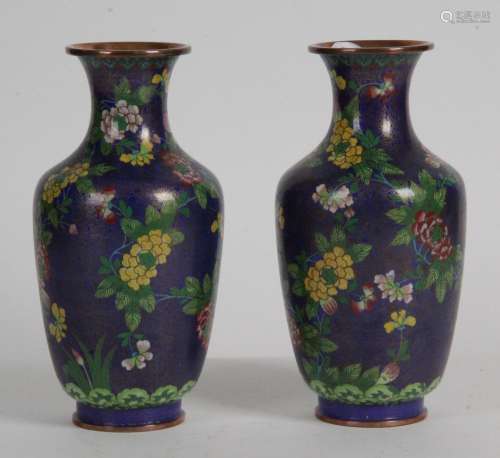 CHINE, PÉRIODE MINGUO (1912-1949) Paire de vases en cuivre e...
