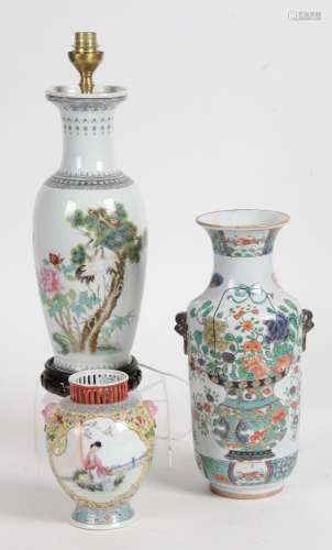 CHINE, XXE SIÈCLE Trois vases en porcelaine et émaux polychr...