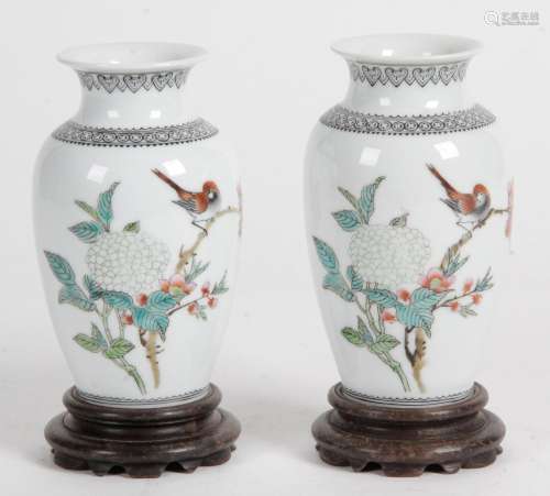 CHINE, XXE SIÈCLE Deux petits vases en porcelaine formant pe...