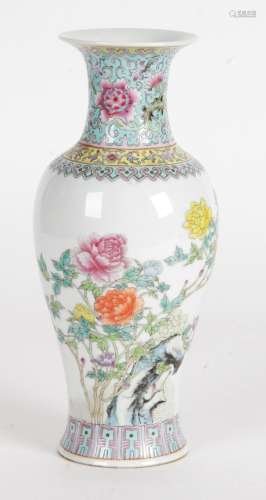 CHINE, XXE SIÈCLE Vase balustre en porcelaine et émaux polyc...