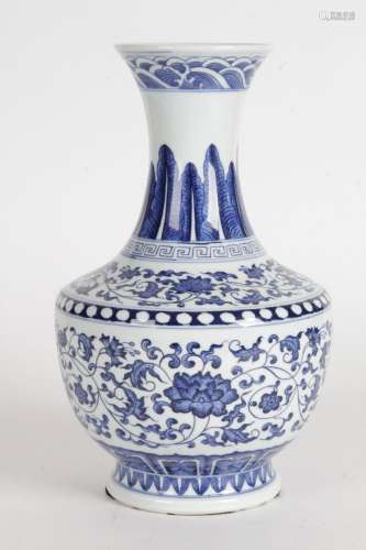 CHINE, XXE SIÈCLE Vase Shangping en porcelaine bleu blanc, l...