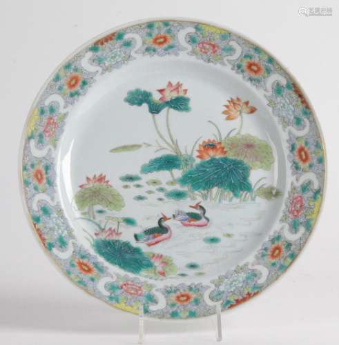 CHINE, XVIIIE SIÈCLE  Assiette en porcelaine et émaux de la ...