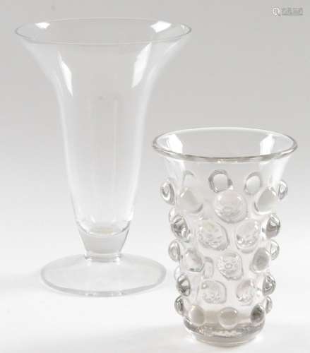 LOT DE DEUX VASES en verre soufflé et moulé :  -	Un vase à d...