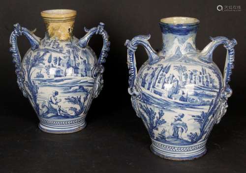 DELFT : Importante paire de vases en faïence à décor de cama...