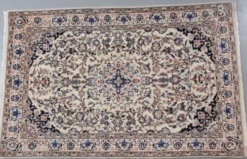 TAPIS NAÏM (Iran vers 1990) A champ beige à large rosace cen...