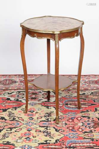 TABLE à en-cas de forme mouvementée, en bois teinté garnitur...