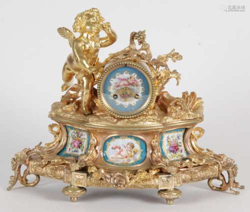 PENDULE de style Louis XVI en bronze doré et médaillons de p...