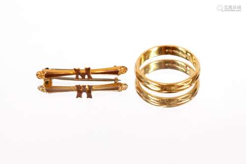 An 18ct gold wedding band; and a 9ct gold bar brooch inset w...