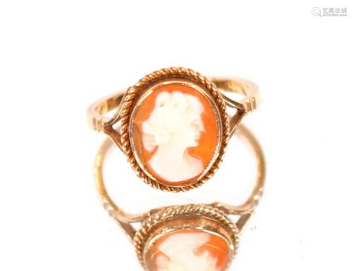 A gold cameo ring