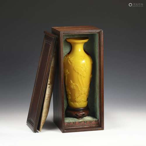 PEKING GLASS VASE IN WOODEN BOX