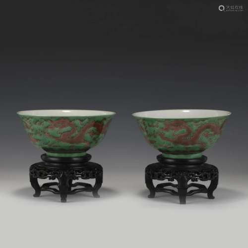 PAIR QING QIANLONG FAMILLE VERTRE BOWLS ON STAND