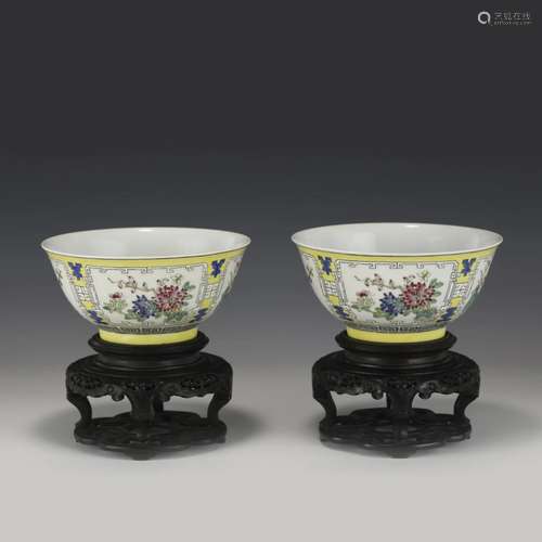 PAIR OF QING KANGXI FAMILLE ROSE BOWLS ON STAND