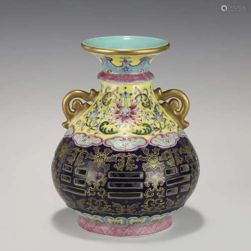 QING QIANLONG FAMILLE ROSE HEART-TURNING VASE