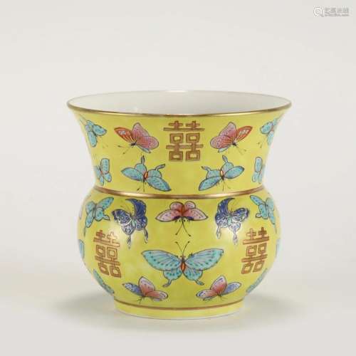 QING TONGZHI FAMILLE ROSE BUTTERFLY VASE