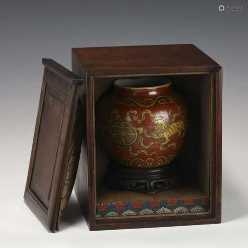 MING JIAJING HUANGSHANGHONG RED JAR