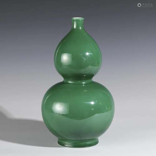 QING QIANLONG FAMILLE VERTE GOURD BOTTLE