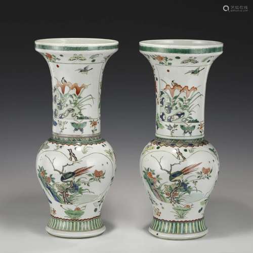 PAIR OF QING KANGXI WUCAI GU VASES