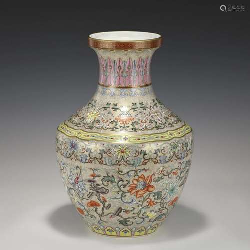 QING QIANLONG FAMILLE ROSE VASE