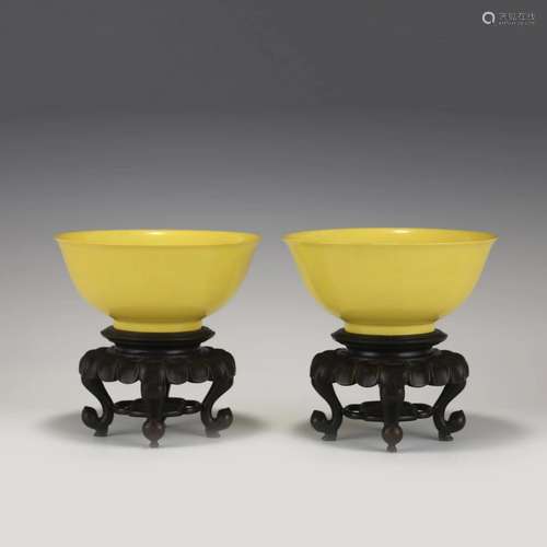 A PAIR OF QING QIANLONG YELLOW GLAZED BOWLS