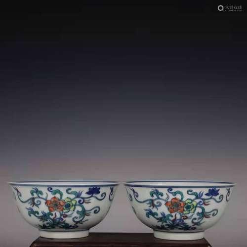 A Pair of Bowls with the Pattern of Flowers in Qing Qianlong...