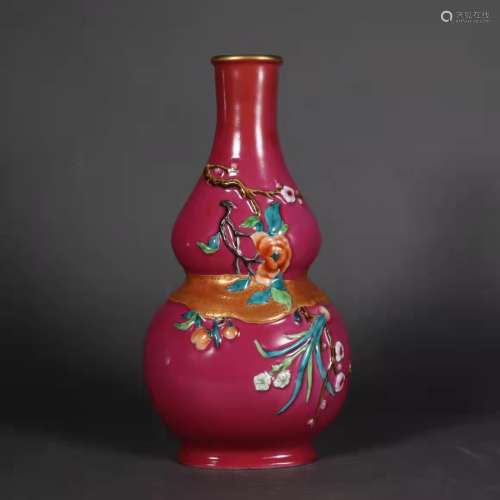 Famille Rose Gourd Bottle in Qing Qianlong Dynasty