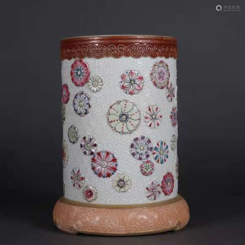 Famille Rose Pen Holder with the Pattern of Flowers in Qing ...