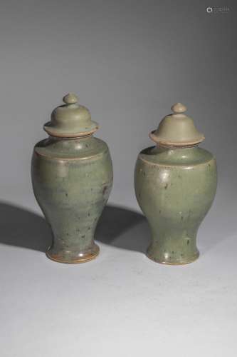 Paire de vase balustre couverts du longquan en porcelaine à ...