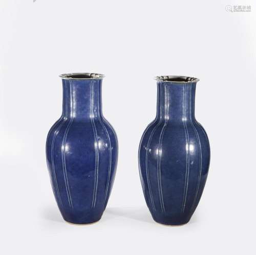 Paire de vases en porcelaine monochrome bleu outre-mer décor...
