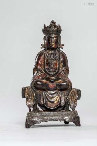 Le Boddhisattva Kwan Yin assis en méditation sur un haut soc...