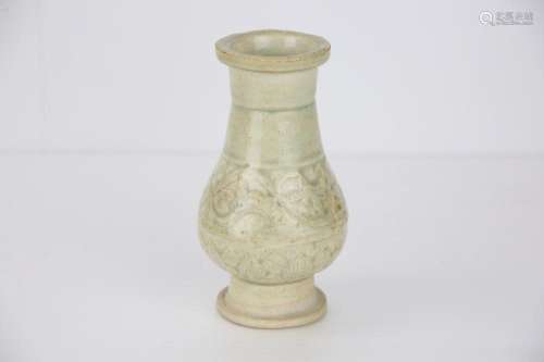 Vase Bouddhique d’offrande « Qinbaï » sur pieds en couronne,