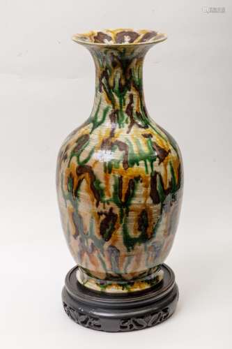 Vase balustre en porcelaine glaçure Sançaï,