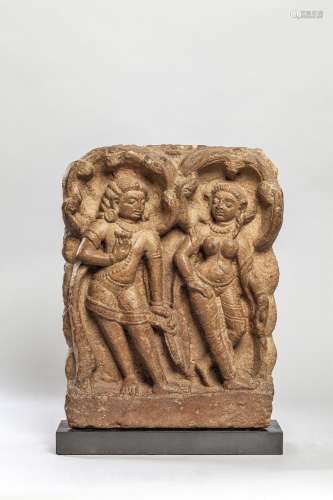 Haut relief de temple illustrant un couple Apsara Gandharva ...