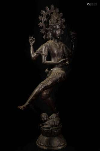 Shiva Nataraja coiffé d’une haute tiare Mukuta auréolée d’un...