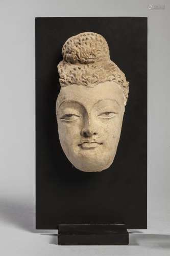 Partie faciale de Buddha à la beauté juvénile,
